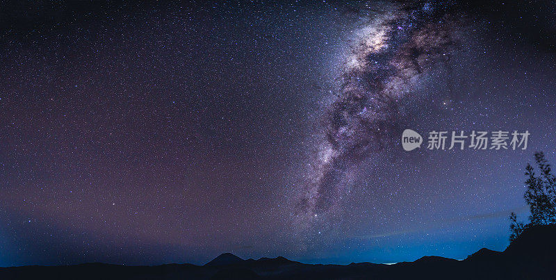 在Bromo Tengger semu国家公园，东爪哇，印度尼西亚的Bromo火山(Gunung Bromo)上空的银河系景观。满天星星的夜空。长时间曝光照片。